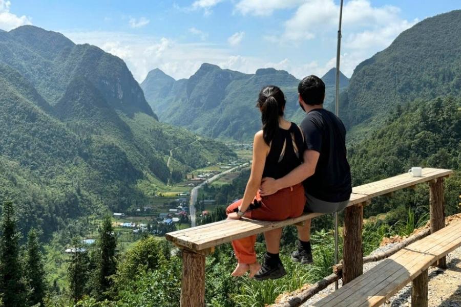 pho-cao-viewpoint-along-nine-turn-pass-ha-giang-loop-2D1N